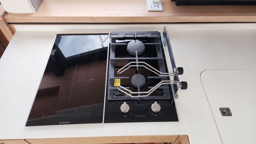Dual induction/gas cooktop in the galley