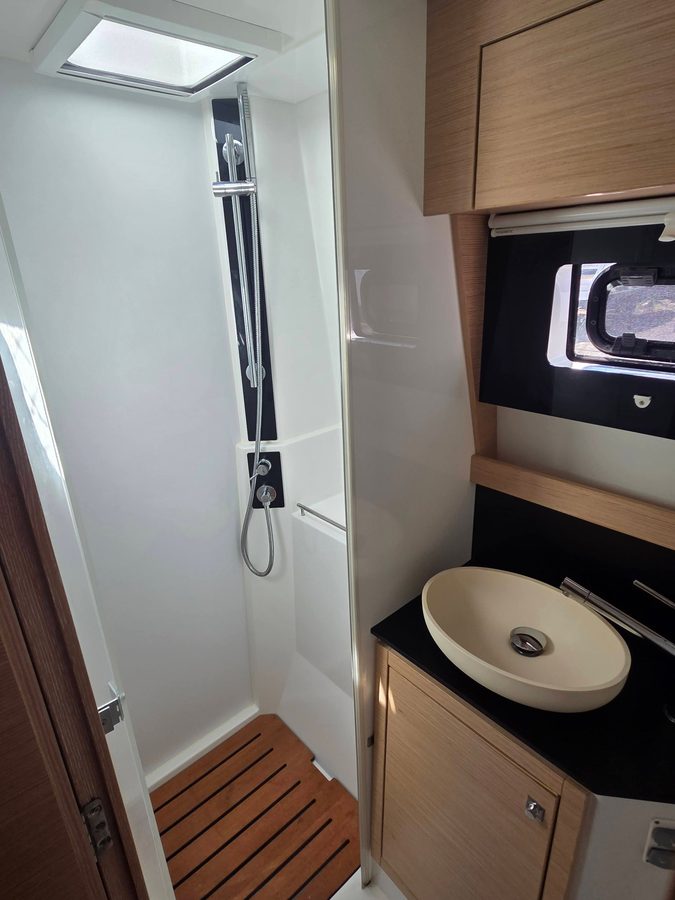 Starboard head shower stall with teak floor